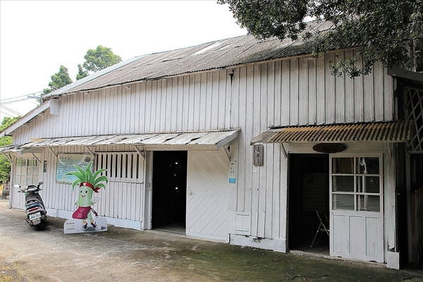 烏樹林休閒園區:【台南後壁景點】台糖烏樹林休閒園區~廠房浪漫彩繪牆,台糖古早味冰棒,戀戀五分車懷舊之旅,鐵道文化資產保存 烏樹林休閒園區:【台南後壁景點】台糖烏樹林休閒園區~廠房浪漫彩繪牆,台糖古早味冰棒,戀戀五分車懷舊之旅,鐵道文化資產保存