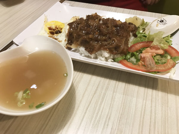 【新越越南麵食館】台北信義 - 五分埔道地越式料理 改良式溫哥華x越南口味