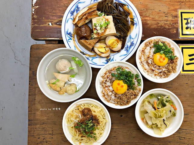 【台中 沙鹿】拉仔麵🌝在小學教室內享用微笑樂見豬油拌飯，新潮外觀下蘊含著濃濃古早味，各大社群又是一波瘋狂洗版！