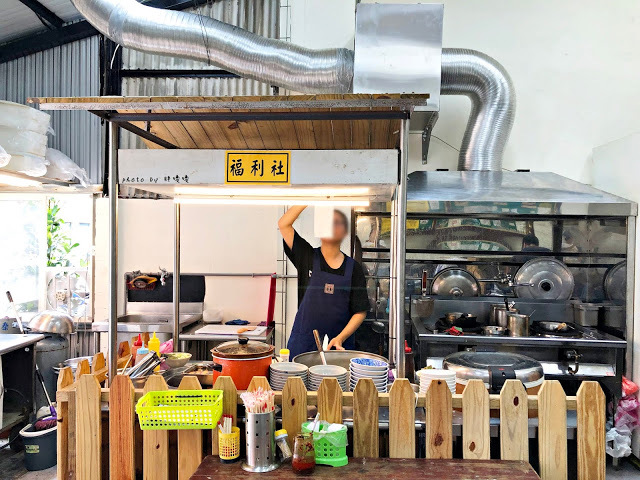 【台中 沙鹿】拉仔麵🌝在小學教室內享用微笑樂見豬油拌飯，新潮外觀下蘊含著濃濃古早味，各大社群又是一波瘋狂洗版！