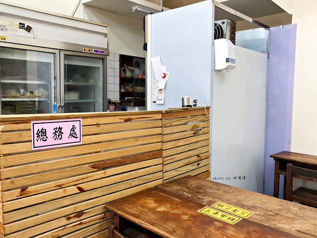 【台中 沙鹿】拉仔麵🌝在小學教室內享用微笑樂見豬油拌飯，新潮外觀下蘊含著濃濃古早味，各大社群又是一波瘋狂洗版！