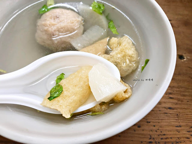 【台中 沙鹿】拉仔麵🌝在小學教室內享用微笑樂見豬油拌飯，新潮外觀下蘊含著濃濃古早味，各大社群又是一波瘋狂洗版！