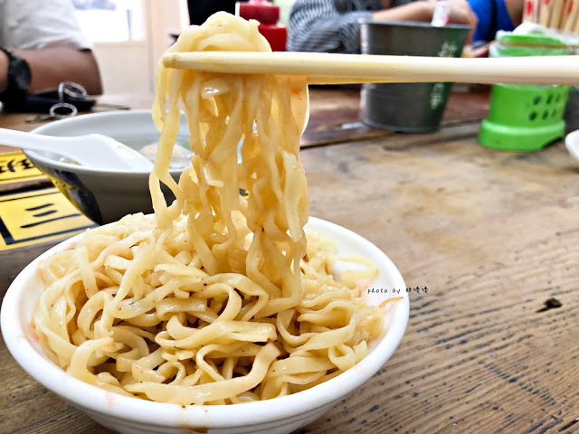 【台中 沙鹿】拉仔麵🌝在小學教室內享用微笑樂見豬油拌飯，新潮外觀下蘊含著濃濃古早味，各大社群又是一波瘋狂洗版！