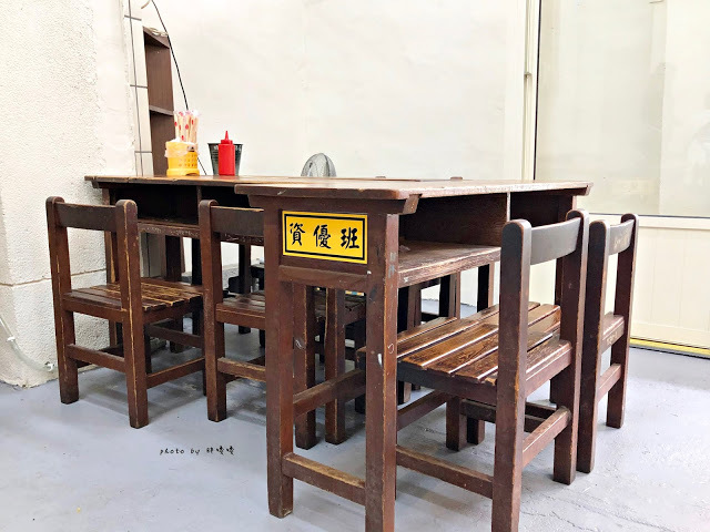 【台中 沙鹿】拉仔麵🌝在小學教室內享用微笑樂見豬油拌飯，新潮外觀下蘊含著濃濃古早味，各大社群又是一波瘋狂洗版！