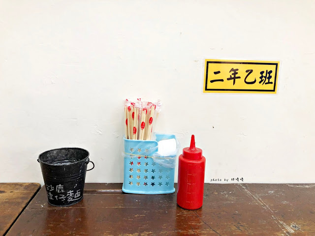 【台中 沙鹿】拉仔麵🌝在小學教室內享用微笑樂見豬油拌飯，新潮外觀下蘊含著濃濃古早味，各大社群又是一波瘋狂洗版！