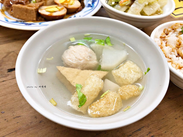 【台中 沙鹿】拉仔麵🌝在小學教室內享用微笑樂見豬油拌飯，新潮外觀下蘊含著濃濃古早味，各大社群又是一波瘋狂洗版！