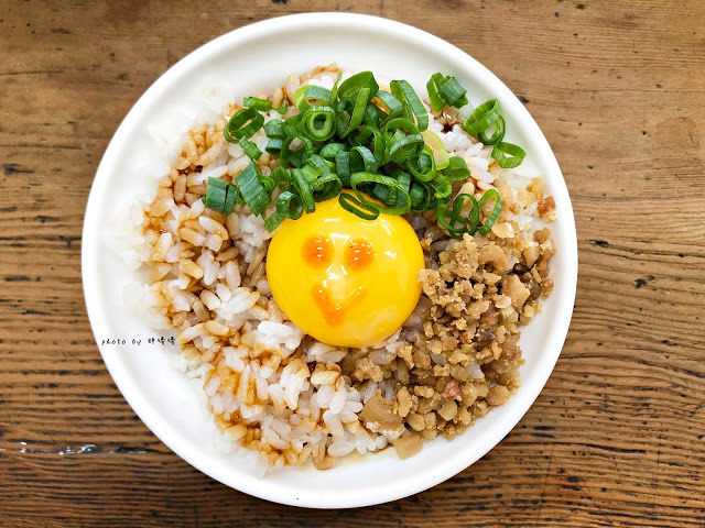 【台中 沙鹿】拉仔麵🌝在小學教室內享用微笑樂見豬油拌飯，新潮外觀下蘊含著濃濃古早味，各大社群又是一波瘋狂洗版！