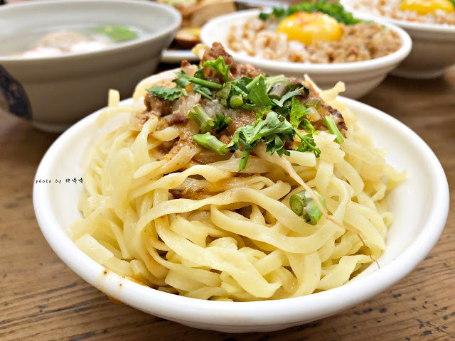 【台中 沙鹿】拉仔麵🌝在小學教室內享用微笑樂見豬油拌飯，新潮外觀下蘊含著濃濃古早味，各大社群又是一波瘋狂洗版！