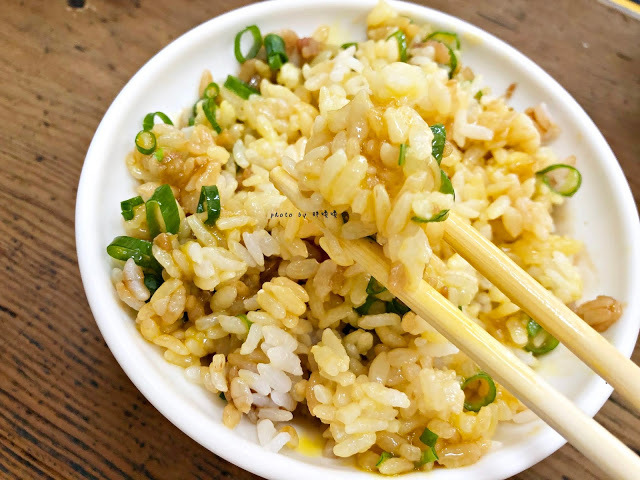 【台中 沙鹿】拉仔麵🌝在小學教室內享用微笑樂見豬油拌飯，新潮外觀下蘊含著濃濃古早味，各大社群又是一波瘋狂洗版！