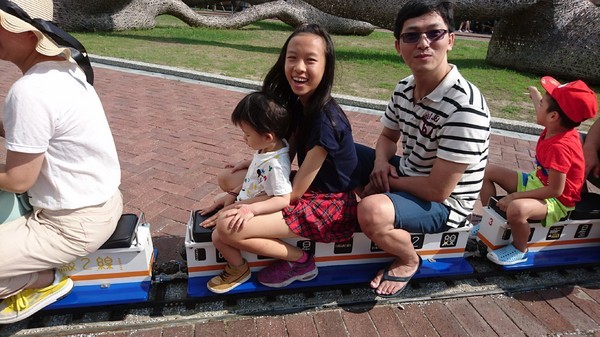 哈瑪星駁二線火車體驗之旅:高雄~哈瑪星駁二線 台灣鐵道館~噠噠噠 乘坐高鐵/蒸氣小火車出發囉~超適合親子同遊~