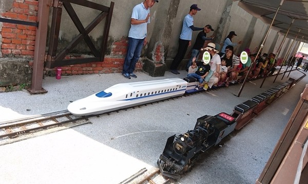 哈瑪星駁二線火車體驗之旅:高雄~哈瑪星駁二線 台灣鐵道館~噠噠噠 乘坐高鐵/蒸氣小火車出發囉~超適合親子同遊~