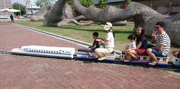 哈瑪星駁二線火車體驗之旅:高雄~哈瑪星駁二線 台灣鐵道館~噠噠噠 乘坐高鐵/蒸氣小火車出發囉~超適合親子同遊~