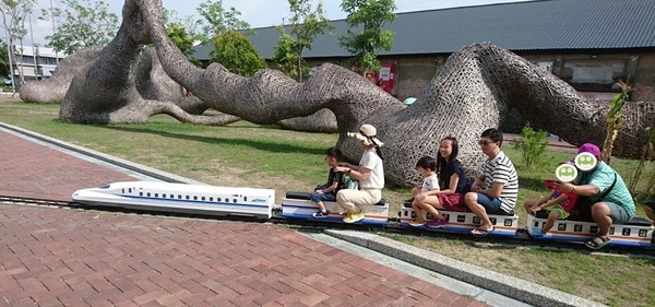 哈瑪星駁二線火車體驗之旅:高雄~哈瑪星駁二線 台灣鐵道館~噠噠噠 乘坐高鐵/蒸氣小火車出發囉~超適合親子同遊~