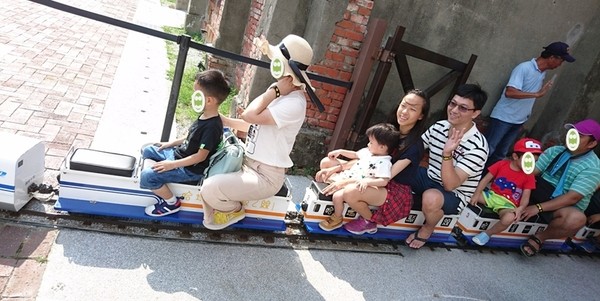 哈瑪星駁二線火車體驗之旅:高雄~哈瑪星駁二線 台灣鐵道館~噠噠噠 乘坐高鐵/蒸氣小火車出發囉~超適合親子同遊~