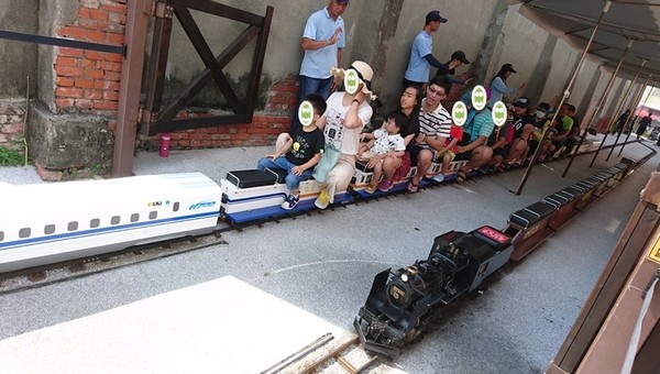 哈瑪星駁二線火車體驗之旅:高雄~哈瑪星駁二線 台灣鐵道館~噠噠噠 乘坐高鐵/蒸氣小火車出發囉~超適合親子同遊~