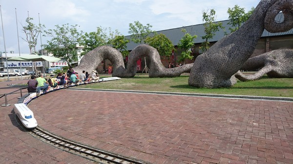 哈瑪星駁二線火車體驗之旅:高雄~哈瑪星駁二線 台灣鐵道館~噠噠噠 乘坐高鐵/蒸氣小火車出發囉~超適合親子同遊~