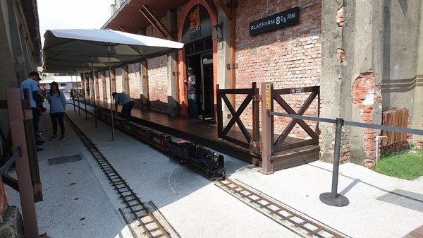 哈瑪星駁二線火車體驗之旅:高雄~哈瑪星駁二線 台灣鐵道館~噠噠噠 乘坐高鐵/蒸氣小火車出發囉~超適合親子同遊~