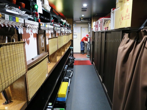 陌生的城市。寒風夜雨。只為一親湯頭…       一蘭本社総本店