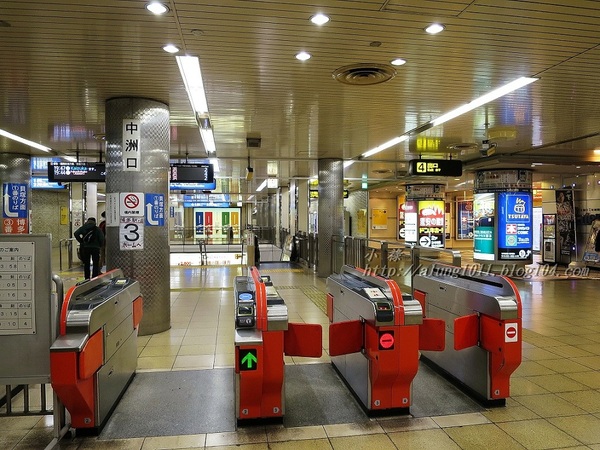 來去坐地鐵~ 福岡空港橘線夜間疾行記