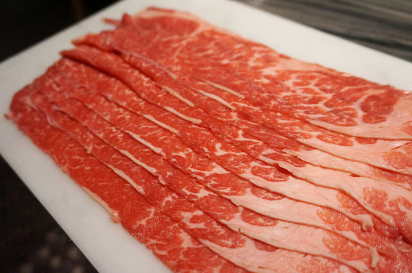 新沙洞韓國涮涮鍋：[國父紀念館] 新沙洞韓國涮涮鍋：韓式湯底+高檔食材+道地小菜&炸雞的特色火鍋 /東區韓式料理/