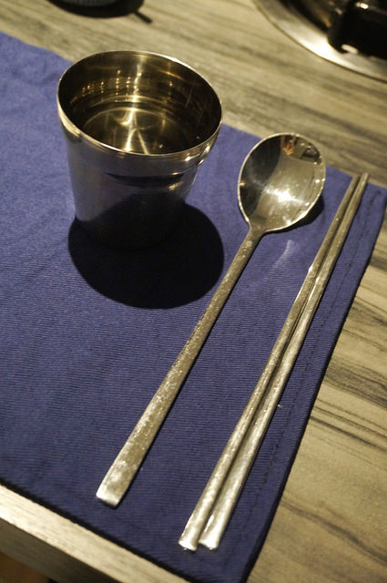 新沙洞韓國涮涮鍋：[國父紀念館] 新沙洞韓國涮涮鍋：韓式湯底+高檔食材+道地小菜&炸雞的特色火鍋 /東區韓式料理/