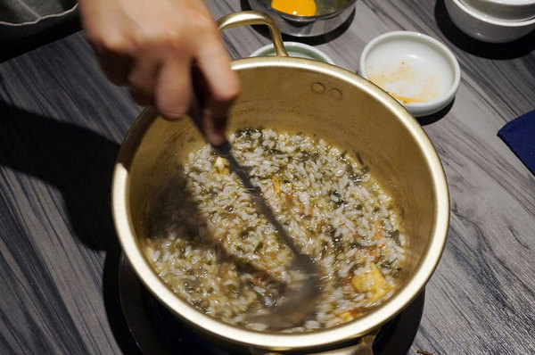 新沙洞韓國涮涮鍋：[國父紀念館] 新沙洞韓國涮涮鍋：韓式湯底+高檔食材+道地小菜&炸雞的特色火鍋 /東區韓式料理/