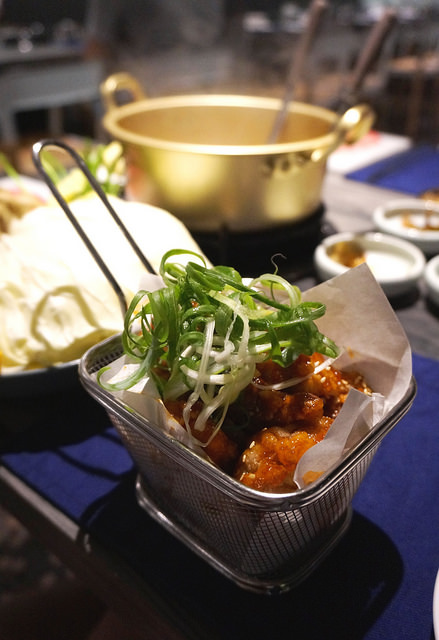 新沙洞韓國涮涮鍋：[國父紀念館] 新沙洞韓國涮涮鍋：韓式湯底+高檔食材+道地小菜&炸雞的特色火鍋 /東區韓式料理/