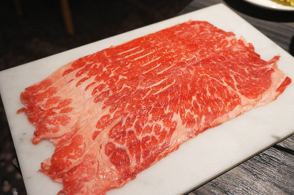 新沙洞韓國涮涮鍋：[國父紀念館] 新沙洞韓國涮涮鍋：韓式湯底+高檔食材+道地小菜&炸雞的特色火鍋 /東區韓式料理/