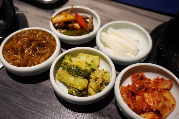 新沙洞韓國涮涮鍋：[國父紀念館] 新沙洞韓國涮涮鍋：韓式湯底+高檔食材+道地小菜&炸雞的特色火鍋 /東區韓式料理/