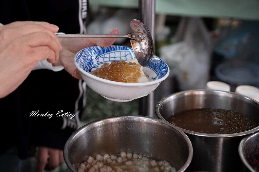 【台中大甲】第一市場無名豆花│40年老字號無名豆花，早上6點就開賣！大甲鎮瀾宮美食 - 貪吃猴的幻想