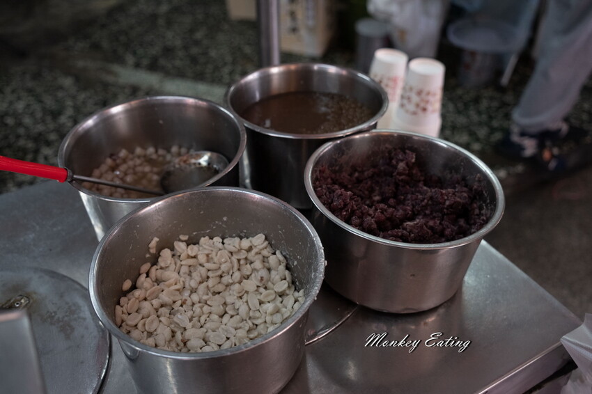 【台中大甲】第一市場無名豆花│40年老字號無名豆花，早上6點就開賣！大甲鎮瀾宮美食 - 貪吃猴的幻想