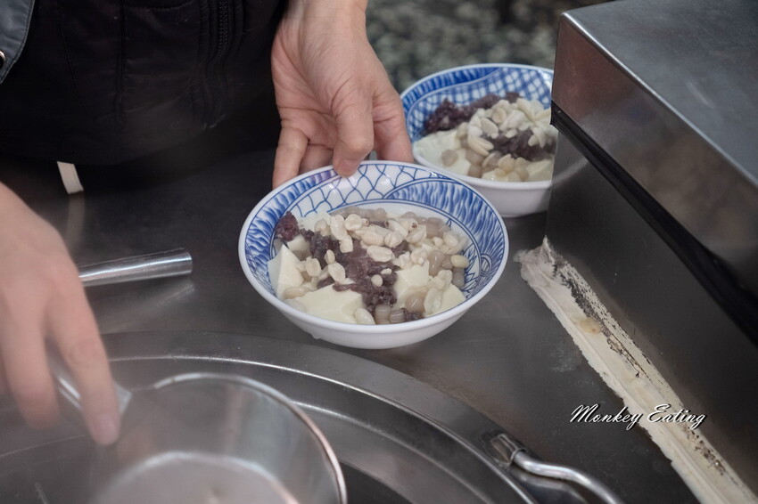 【台中大甲】第一市場無名豆花│40年老字號無名豆花，早上6點就開賣！大甲鎮瀾宮美食 - 貪吃猴的幻想