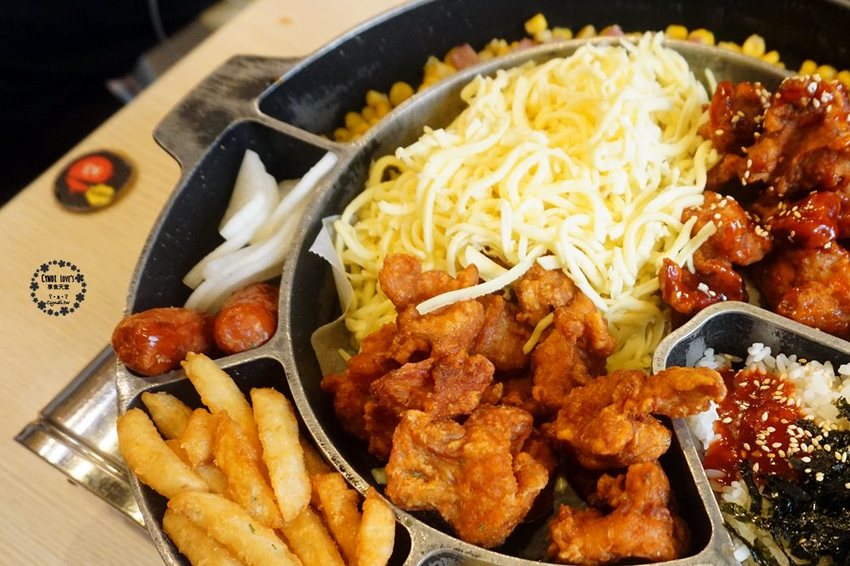 奔跑吧年糕鍋,台中一中街平價韓式料理,澎湃起司雞鍋,炸雞沾滿起司超過癮 - Cyndi loves享食天堂