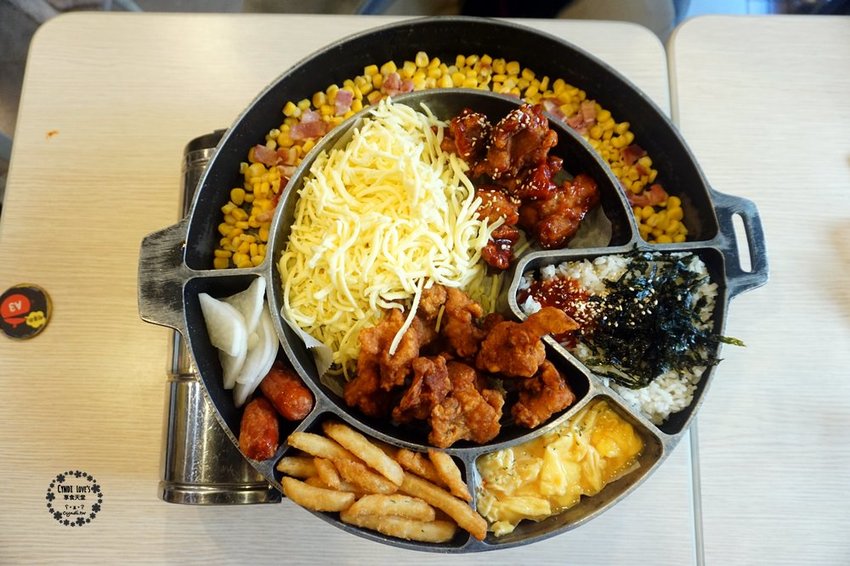 奔跑吧年糕鍋,台中一中街平價韓式料理,澎湃起司雞鍋,炸雞沾滿起司超過癮 - Cyndi loves享食天堂