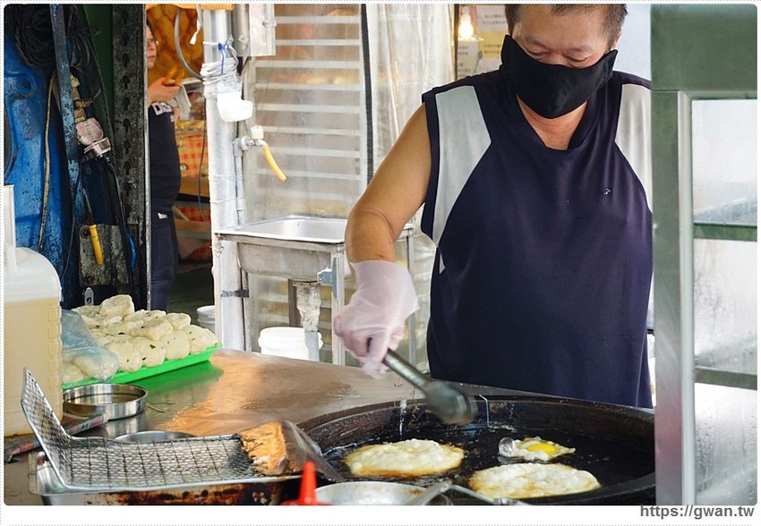 蔥油餅加蛋只要20元還送你古早味紅茶