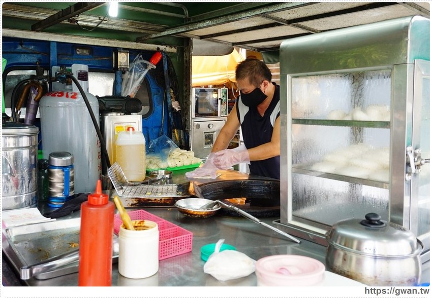 蔥油餅加蛋只要20元還送你古早味紅茶