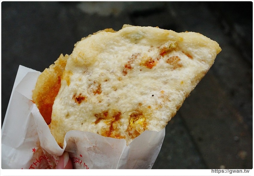 蔥油餅加蛋只要20元還送你古早味紅茶