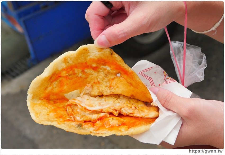 蔥油餅加蛋只要20元還送你古早味紅茶