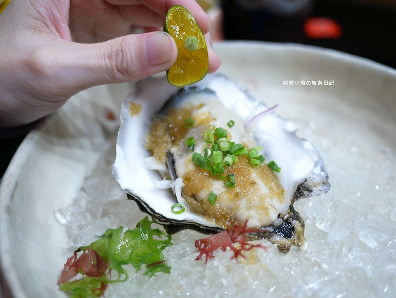 【台中北屯美食】Nola Kitchen紐澳良小廚崇德店，台中高質感餐酒館，下午也有營業唷！新鮮現開英國生蠔好好吃，還有獨家楓糖鬆餅炸雞。 @熊寶小榆の旅遊日記