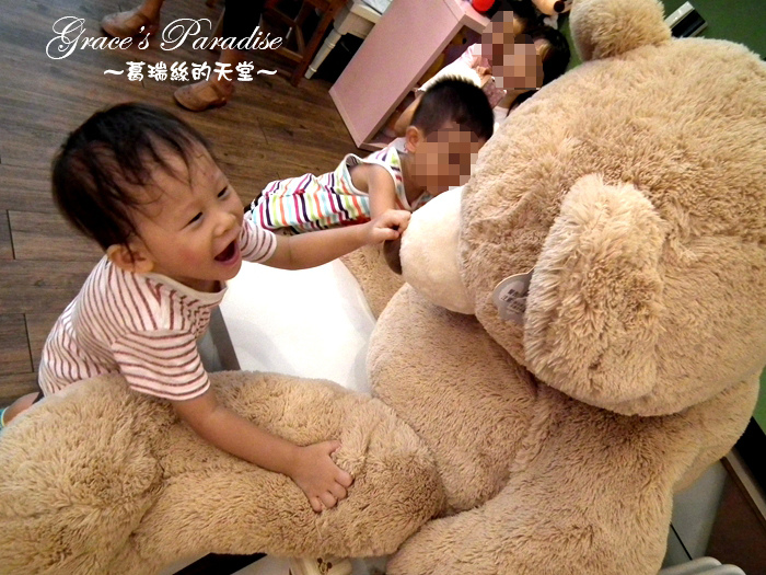 【新北】林口親子餐廳--媽咪&爹地親子餐廳婦嬰館，正版迪士尼授權相關商品主題餐廳，林口首創兒童分齡遊戲區，大玩幼兒COSPLAY真的太有趣，差點要拍起兒童寫真XD