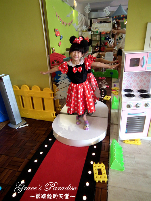 【新北】林口親子餐廳--媽咪&爹地親子餐廳婦嬰館，正版迪士尼授權相關商品主題餐廳，林口首創兒童分齡遊戲區，大玩幼兒COSPLAY真的太有趣，差點要拍起兒童寫真XD