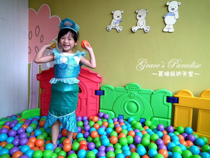 【新北】林口親子餐廳--媽咪&爹地親子餐廳婦嬰館，正版迪士尼授權相關商品主題餐廳，林口首創兒童分齡遊戲區，大玩幼兒COSPLAY真的太有趣，差點要拍起兒童寫真XD