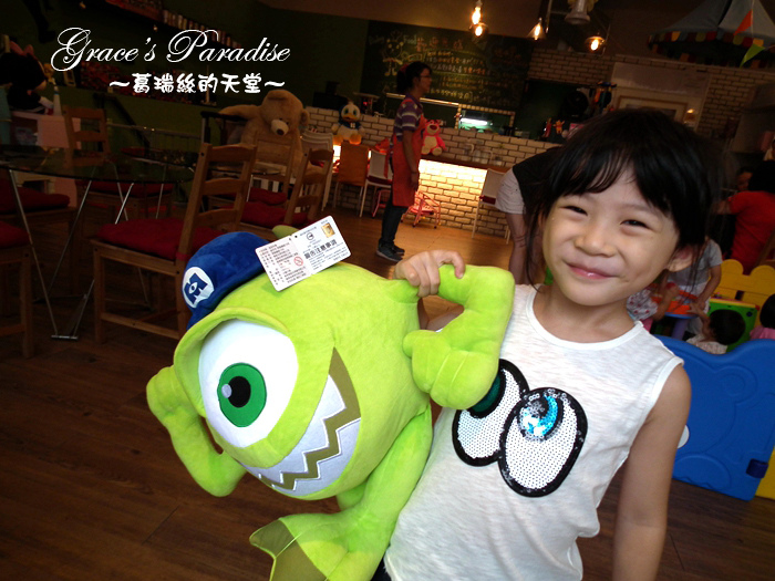 【新北】林口親子餐廳--媽咪&爹地親子餐廳婦嬰館，正版迪士尼授權相關商品主題餐廳，林口首創兒童分齡遊戲區，大玩幼兒COSPLAY真的太有趣，差點要拍起兒童寫真XD