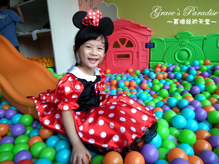 【新北】林口親子餐廳--媽咪&爹地親子餐廳婦嬰館，正版迪士尼授權相關商品主題餐廳，林口首創兒童分齡遊戲區，大玩幼兒COSPLAY真的太有趣，差點要拍起兒童寫真XD