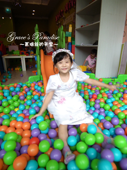 【新北】林口親子餐廳--媽咪&爹地親子餐廳婦嬰館，正版迪士尼授權相關商品主題餐廳，林口首創兒童分齡遊戲區，大玩幼兒COSPLAY真的太有趣，差點要拍起兒童寫真XD