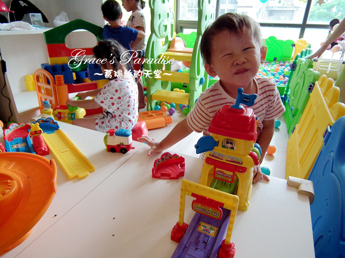 【新北】林口親子餐廳--媽咪&爹地親子餐廳婦嬰館，正版迪士尼授權相關商品主題餐廳，林口首創兒童分齡遊戲區，大玩幼兒COSPLAY真的太有趣，差點要拍起兒童寫真XD