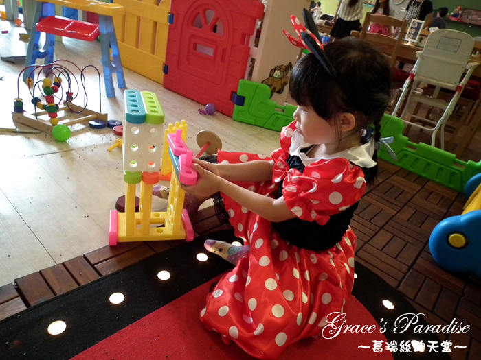 【新北】林口親子餐廳--媽咪&爹地親子餐廳婦嬰館，正版迪士尼授權相關商品主題餐廳，林口首創兒童分齡遊戲區，大玩幼兒COSPLAY真的太有趣，差點要拍起兒童寫真XD