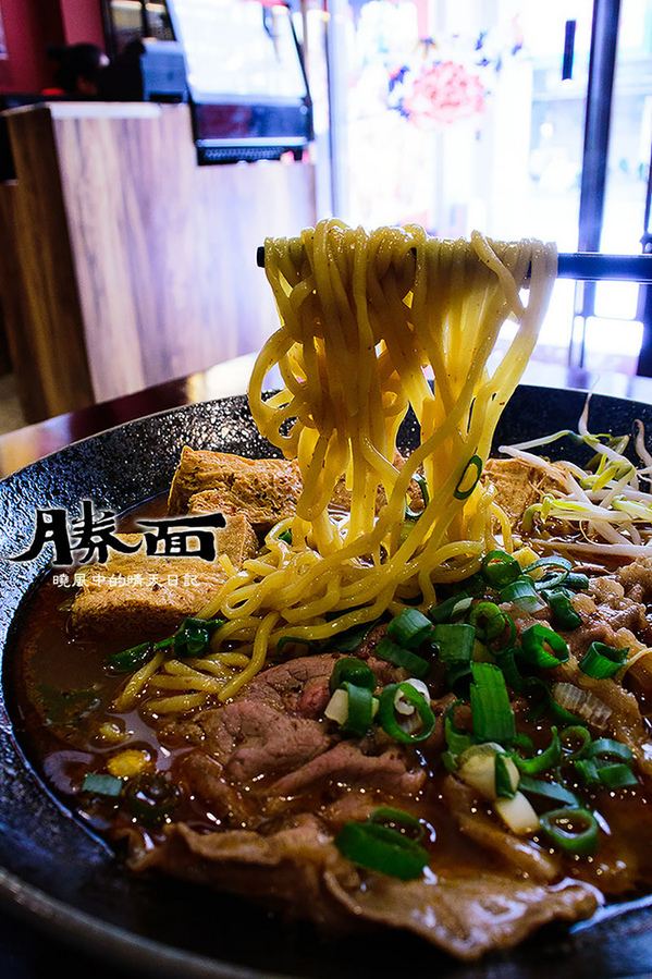 勝麵(士林夜市店)：【台北士林 | 勝麵】充滿牛肉香氣的麻辣麵好選擇