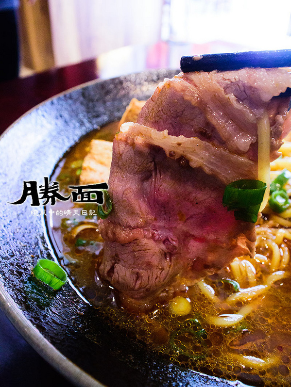 勝麵(士林夜市店)：【台北士林 | 勝麵】充滿牛肉香氣的麻辣麵好選擇