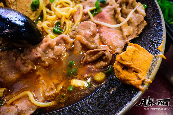勝麵(士林夜市店)：【台北士林 | 勝麵】充滿牛肉香氣的麻辣麵好選擇